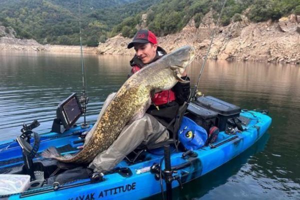 Pesca del siluro desde un kayak