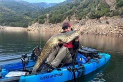 Pesca en kayak en agua dulce