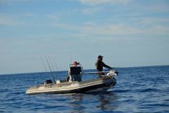 Pescar en el mar con una embarcaci�n semirr�gida