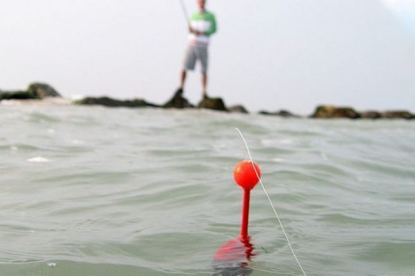 Pesca con flotador desde las rocas