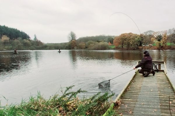 Competicin amistosa de pesca con mosca en el embalse de Etang Neuf (Bretaa)