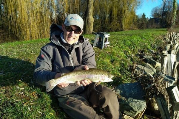 El embalse de Sablonnire ofrece un hermoso campo de juego para los pescadores con mosca en los embalses bretones