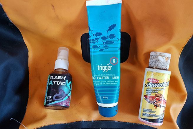 Diferentes tipos de atrayentes, de izquierda a derecha, spray, pasta y gel