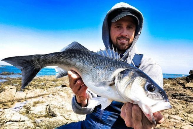 Un bonito bar tomado desde la orilla.