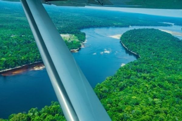 Sobrevolando la selva amaznica