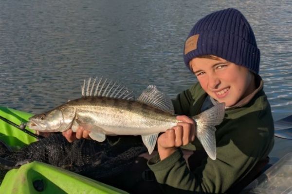 Pesca en kayak en agua dulce