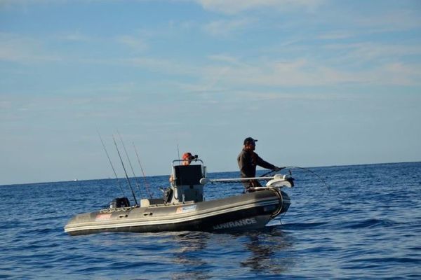 Pescar en el mar con una embarcación semirrígida