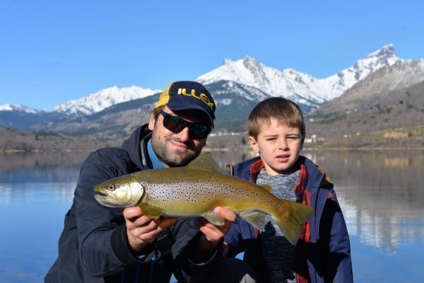 Apertura de la temporada de truchas en el lago.