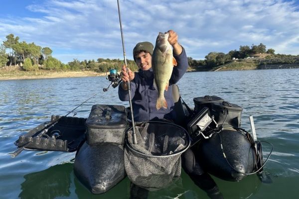 El pescador con flotador tambin debe estar bien equipado